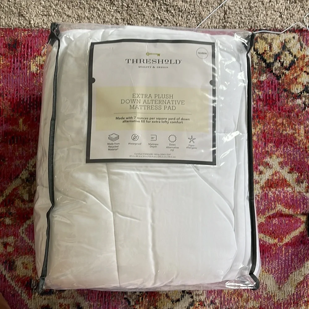 Threshold White Extra Plush Down Alternative Mattress Pad Queen